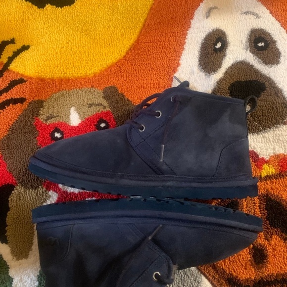 UGGS - Picture 3 of 6